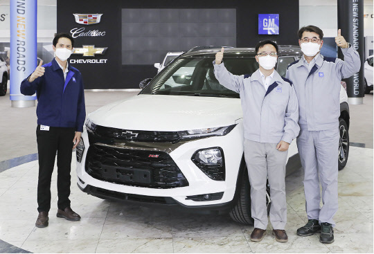 아누차 프라툼윙(왼쪽부터) 한국GM 구매부문 전무, 김진홍 지엠테크니컬센터코리아 글로벌제품개발담당 상무, 심상준 한국GM 구매부문 생산부문 상무가 자동차의 날 행사 전날인 지난 11일 한국GM 부평 본사 홍보관 내 트레일블레이저 앞에서 기념 사진을 찍고 있다.<한국GM 제공>